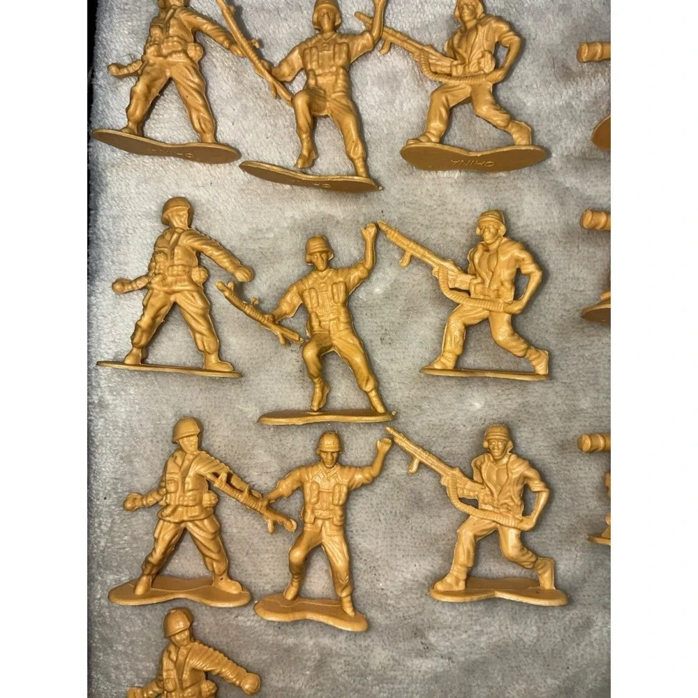Vintage Plastic Army Men Green Yellow Unbranded 1.75